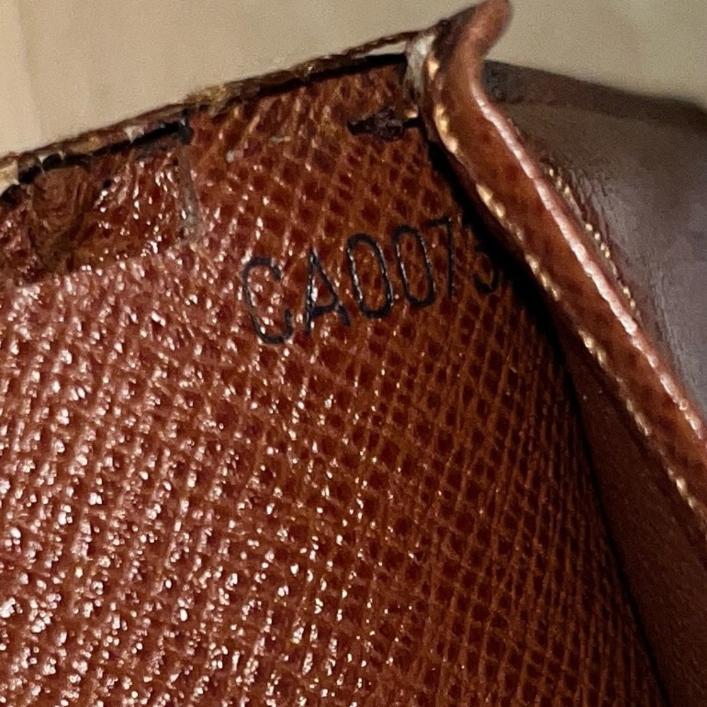 LOUIS VUITTON Kiss-Lock Monogram Canvas Leather Bifold Wallet - Picture 11 of 15